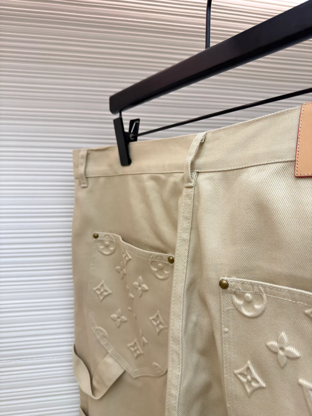 LOUIS VUITTON embossed denim trousers ●Original version: Purchased and developed by 17576 ●Item number: 1681329-B70 ●Material: denim fabric ●Technology: embossed embossed production ●Color: Khaki ●Type: fitted version ●Weight: about 840 grams ●Size: S-M-L-XL ●Description: Leg zipper slit design Clear traces of engraved logo Every detail strictly follows the original version The overall washing process uses heavy fermentation to wash and stir-fry the colors. Each pattern is filled with silicone to prevent dents. It is made by spraying and splicing. The thighs are decorated with Monogram pockets. 1V jacquard details are aligned. The embossed embossing pattern is clear. The pockets are made of fine workmanship. Straight lines. A total of 15 1V engraved buttons throughout the body. Customized brand logo patch logo on the inside. Embellished with hidden zipper fly. YB hardware molded custom buttons Customized new logo leather on the back and a full set of accessories. The overall wiring is straight and delicate, the fabric is comfortable and soft, and the color is consistent without color difference. It can be matched with the same style to create a fashionable look and control various occasions. Customized accessories, complete with three standards, same style for men and women!